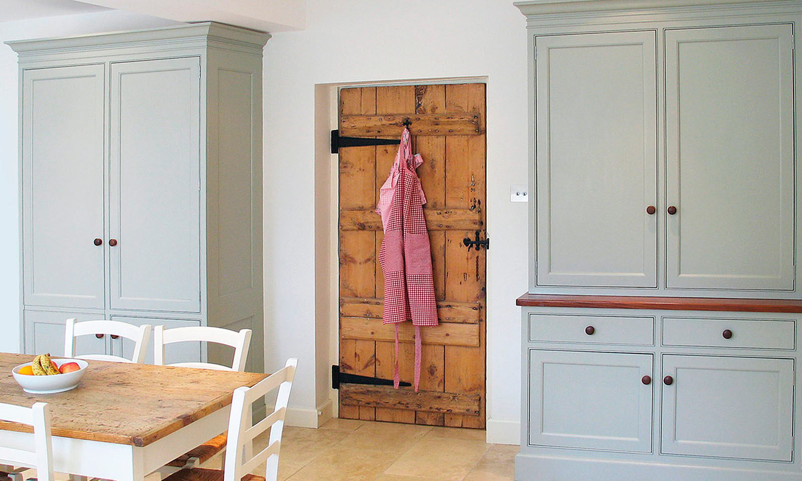  Otford. A classic handmade, hand-painted, Shaker style kitchen, installed in a traditional farmhouse and featuring a built in Bang & Olufsen music system. A bespoke hand-crafted kitchen manufactured by the skilled cabinet makers at Mounts Hill Woodcraft.